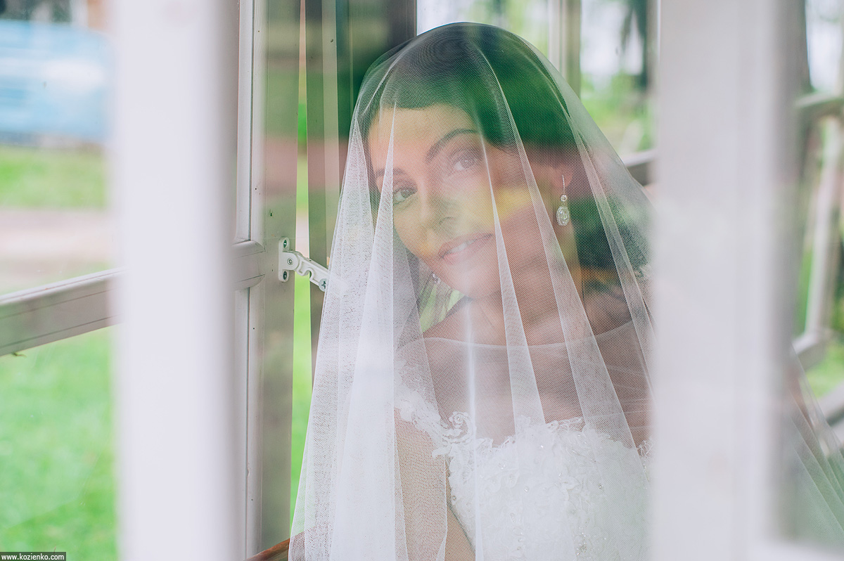Последние приготовления. Портрет невесты через окно